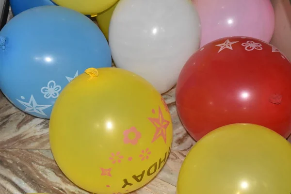 Färg ballonger i golvet — Stockfoto