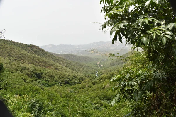 Sis arka plan ile tepenin üstünden mesafe tepelerin bir görünüm