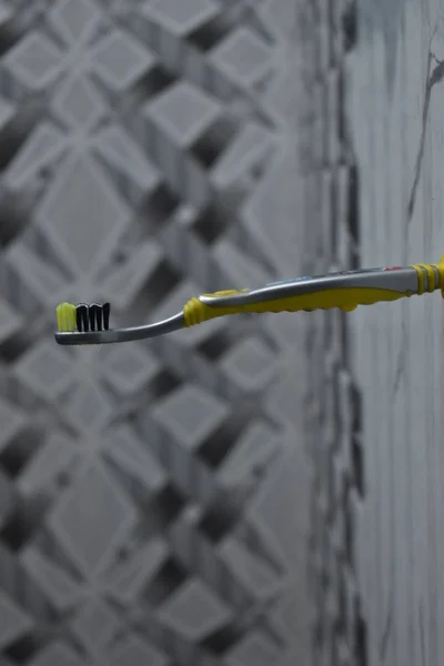 Dikey Duvara Yatay Olarak Yerleştirilen Çocuk Diş Fırçası