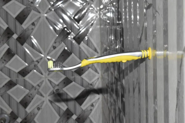 Dikey Duvara Yatay Olarak Yerleştirilen Çocuk Diş Fırçası