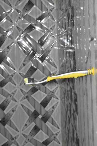 Dikey Duvara Yatay Olarak Yerleştirilen Çocuk Diş Fırçası