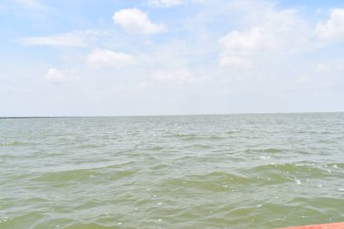 Bir nehirde su dokusu, doğa mavi gökyüzü arka plan için su dalgaları