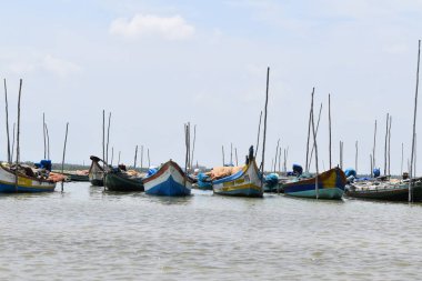 Uzun kuyruk tekne su kenarında park, bu çok bu atmosferi görmek için bir tekne yolculuğu.