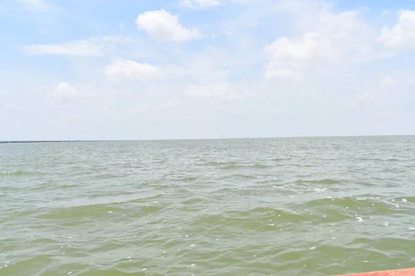 Bir nehirde su dokusu, doğa mavi gökyüzü arka plan için su dalgaları