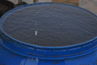 Üst manzara mavi su halkaları, su dolu varilde daire yansımaları