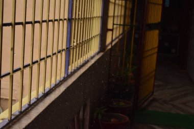 Pürüzsüz odaklanma ve bulanıklık, yağmur mevsiminde meydana gelen fırtına nedeniyle yağmur çok şiddetli yağıyor. Duvarın yanında küçük damlacıklar var..