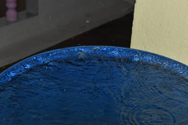Vista dall'alto Primi piani anelli d'acqua blu, Riflessi circolari in tamburo riempito d'acqua — Foto Stock