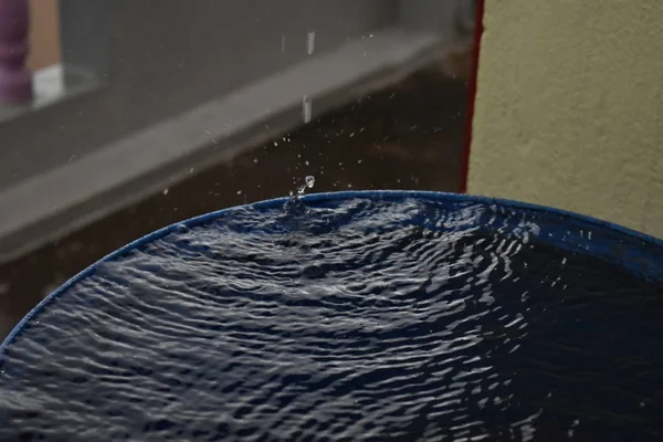 Üst manzara mavi su halkaları, su dolu varilde daire yansımaları