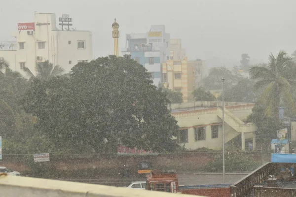 La imagen de una nube de lluvia y lluvia cayendo. gotas de lluvia cayendo al suelo en la ciudad — Foto de Stock