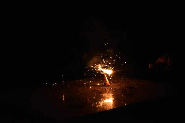 花盆Diwali焰火树点燃篝火Diwali节在印度是最受欢迎的火后庆祝活动。 让花盆失火. — 图库照片