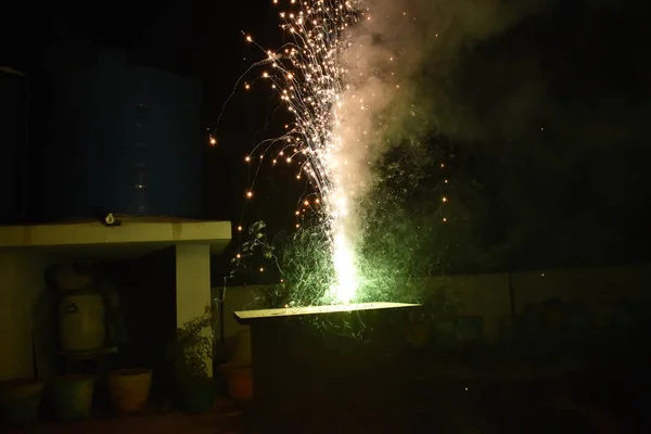 Festival de Diwali é comemorado na Índia festival hindu mais popular celebrado com fogos de artifício . — Fotografia de Stock