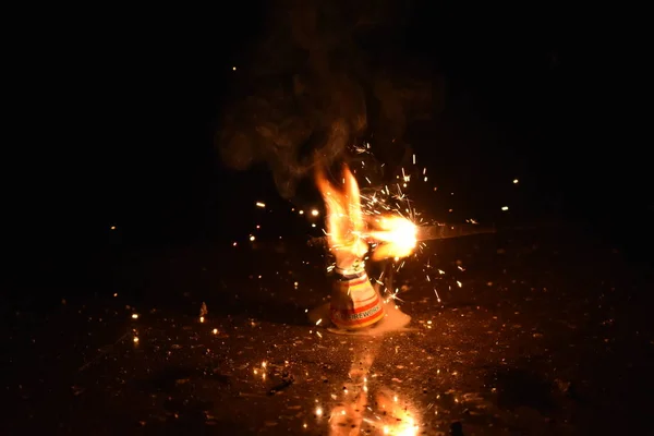 꽃병 디 왈리 불꽃 디 왈리 축제 (Diwali Firework tree sparks fire Diwali festival) 는 인도에서 가장 인기있는 불예술 축제이다. 화분에 불을 지르는 모습. — 스톡 사진