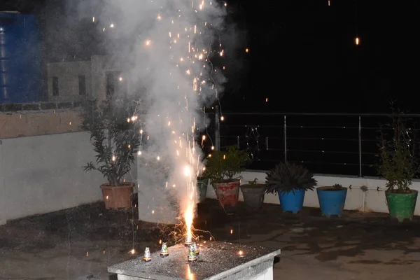 Το φεστιβάλ Diwali γιορτάζεται στην Ινδία το πιο δημοφιλές ινδουιστικό φεστιβάλ που γιορτάζεται με πυροτεχνήματα. — Φωτογραφία Αρχείου