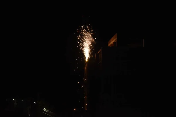 Diwali-Fest wird in Indien beliebtestes hinduistisches Fest gefeiert, das mit Feuerwerk gefeiert wird. — Stockfoto