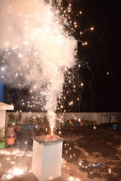 Diwali fesztivál ünneplik Indiában legnépszerűbb hindu fesztivál ünnepelt tűzijáték. — Stock Fotó