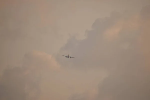 Une Plaine Air Décollant Dans Les Nuages Coucher Soleil Inde — Photo