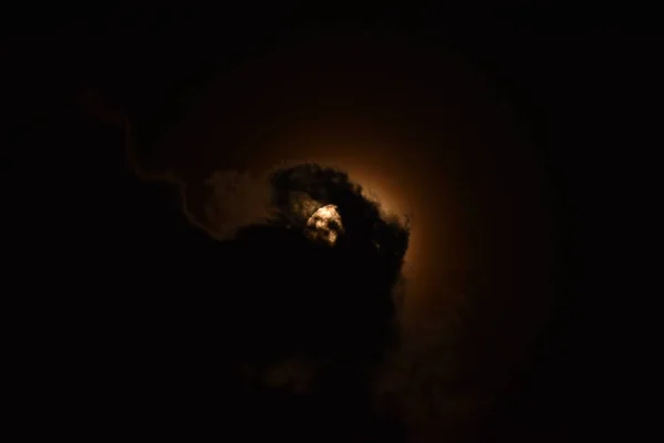 Oranje Volle Maan Donkere Hemel Volle Maan Achtergrond Wolken Bedekt — Stockfoto