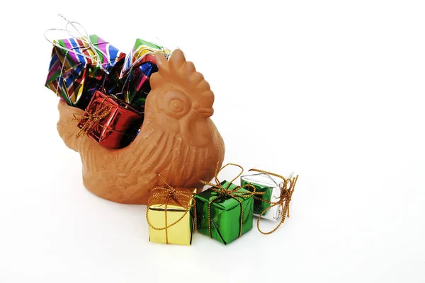 Подарочная коробка в куриной скульптуре Стоковое Фото