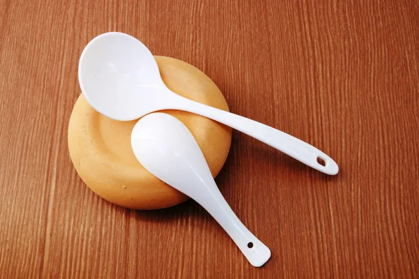 Plastic spoon on pottery — Stock Photo, Image