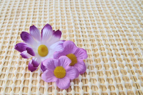 Фіолетові штучні квіти 2 — стокове фото