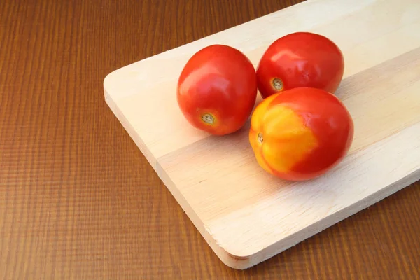 Tomates en el bloque de picado 2 — Foto de Stock