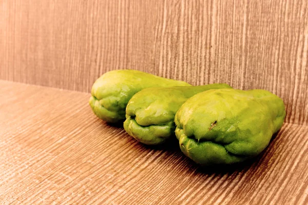 나무 배경에 세 chayote — 스톡 사진