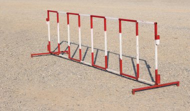 Kırmızı ve beyaz çelik bariyer