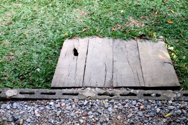 eğimli ahşap plaka