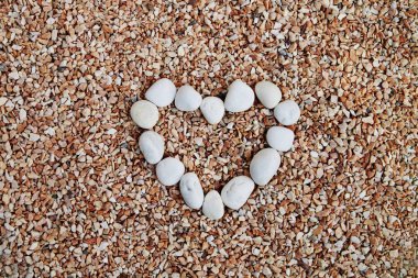 kalbinde çakıl düzenlemek