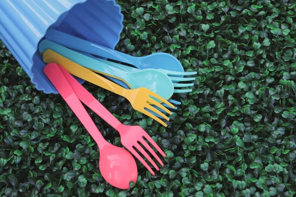 勺子和叉子浇在草坪上 — 图库照片