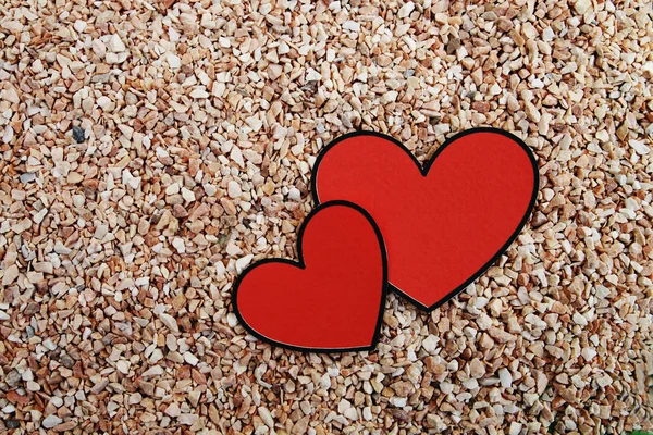 호감 돌에 두 개의 빨간 심장 종이 — 스톡 사진