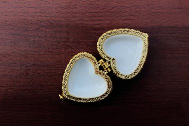 açık takı kutusu şekli kalp