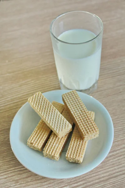 Milk and wafer — Stock Photo, Image