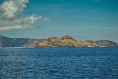 Güzel bir ada plajı. Labuan Bajo, Endonezya mavi gökyüzü ile tropikal plaj görünümü.