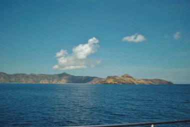 Güzel bir ada plajı. Labuan Bajo, Endonezya mavi gökyüzü ile tropikal plaj görünümü.