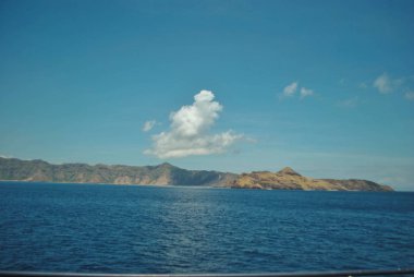 Güzel bir ada plajı. Labuan Bajo, Endonezya mavi gökyüzü ile tropikal plaj görünümü.