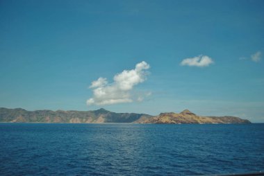 Güzel bir ada plajı. Labuan Bajo, Endonezya mavi gökyüzü ile tropikal plaj görünümü.