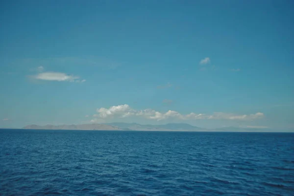 Güzel bir ada plajı. Labuan Bajo, Endonezya mavi gökyüzü ile tropikal plaj görünümü. Panoramik güzel deniz manzarası