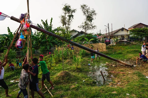 Jakarta, Indonésie-17. srpna 2018: mládež spolupracuje na zřízení arecské matice na den nezávislosti Indonésie — Stock fotografie