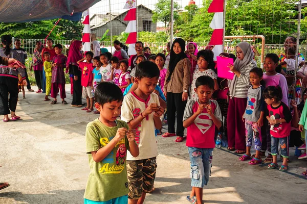 Jakarta, Indonésie-17. srpna 2018: malé děti soupeří o to, aby se dali do jehel v indonéském dni nezávislosti — Stock fotografie