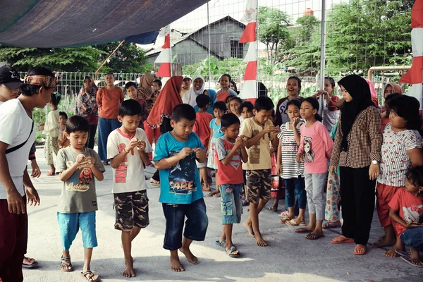 Jakarta, Indonésie-17. srpna 2018: malé děti soupeří o to, aby se dali do jehel v indonéském dni nezávislosti — Stock fotografie