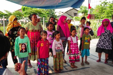 Jakarta, Endonezya - 17 Ağustos 2018: Küçük çocuklar Endonezya bağımsızlık gününde misketli kaşık getirmek için yarışıyor