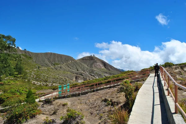 Kelimutu yanardağRenkli krater gölleri için Merdiven, Flores Adası, Endonezya.