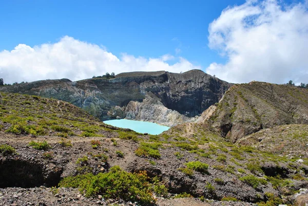 One of the turquoise green kelimutu lakes. Kelimutu consists of 3 lakes that change color. Sometimes, are blue, green, and black, and some other times they turn to white, red, and blue. — Stock Photo, Image