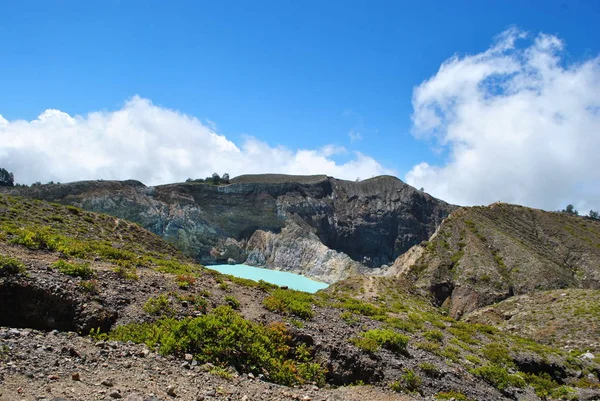 Turkuaz yeşili kelimutu göllerinden biri. Kelimutu renk değiştiren 3 gölden oluşur. Bazen mavi, yeşil ve siyah, ve diğer bazı zamanlarda beyaz, kırmızı ve mavi.