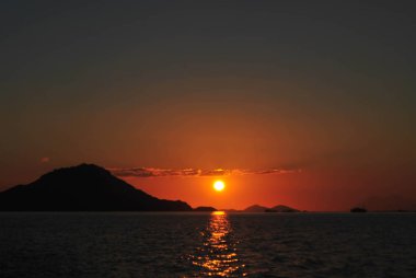 denizde güzel gün batımı. Tropik Komodo adasında Güzel Gün Batımı, Labuan Bajo, Fores, Endonezya