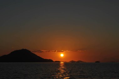denizde güzel gün batımı. Tropik Komodo adasında Güzel Gün Batımı, Labuan Bajo, Fores, Endonezya