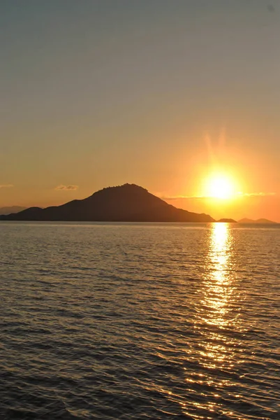 Belo pôr do sol na ilha tropical de Komodo, Labuan Bajo, Fores, Indonésia — Fotografia de Stock