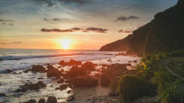 Cennet tropikal plaj Manzara. Menganti Beach'te Güzel Gün Batımı, Kebumen, Orta Java, Endonezya