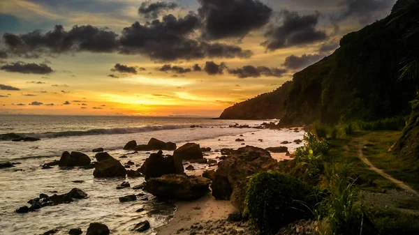Пейзаж раю тропічний пляж. Красивий захід сонця в Менджанти Біч, Kebumen, Центральна Ява, Індонезія — стокове фото